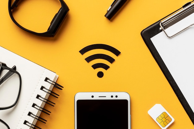 Вид сверху символа wi-fi со смартфоном и сим-картой