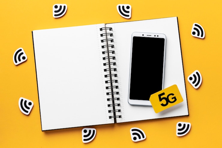 Бесплатный Фотография вид сверху символов wi-fi со смартфоном и ноутбуком