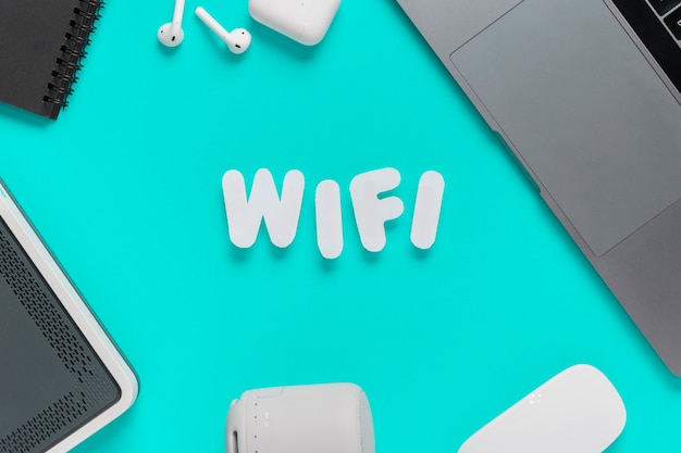 マウスで机の上に綴られたトップビューwifi