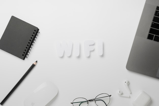 Вид сверху Wi-Fi пишется на столе