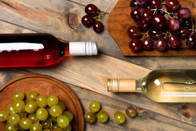 Free photo top view wine bottles with grapes