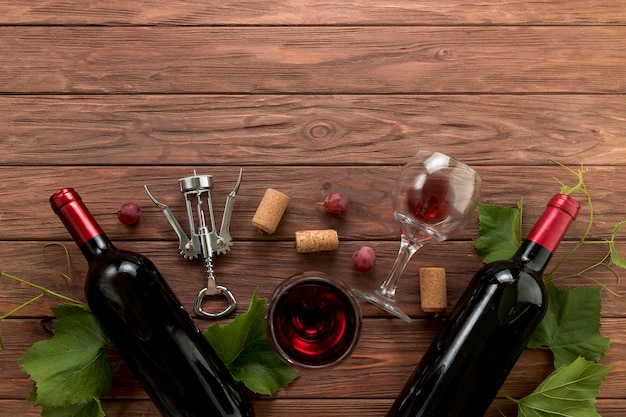 Foto gratuita bottiglie di vino di vista superiore su fondo di legno