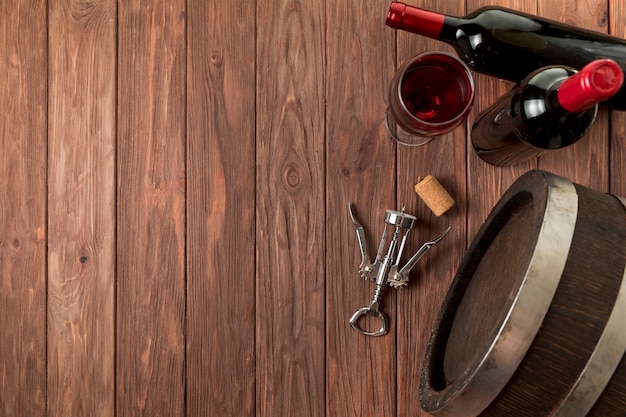 Bottiglie di vino di vista superiore su fondo di legno