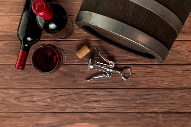Вид сверху винные бутылки на деревянном фоне