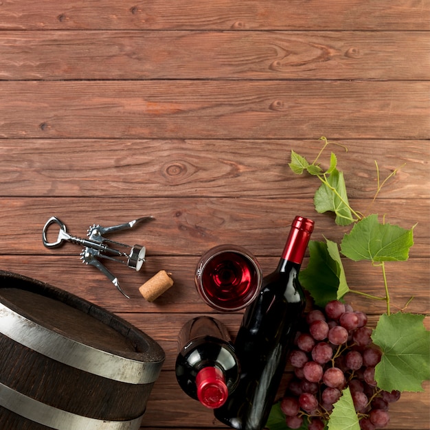 Free photo top view wine bottles on wooden background