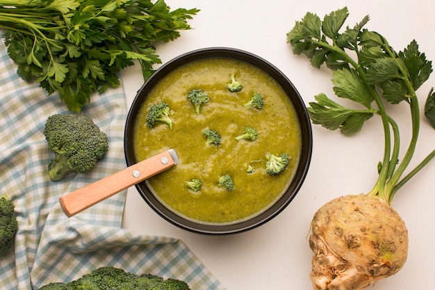 Foto gratuita vista dall'alto della zuppa di broccoli invernali con sedano