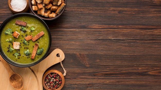 Foto gratuita vista dall'alto della zuppa di broccoli invernale con crostini di pane e copia spazio