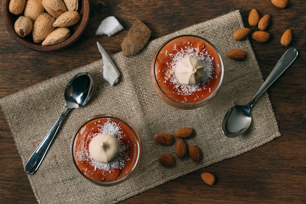 Foto gratuita vista dall'alto dessert invernale con mandorle