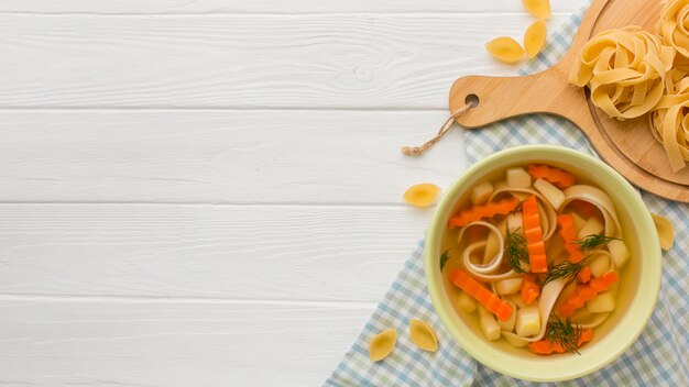 タリアテッレとコピースペースの冬野菜スープの上面図