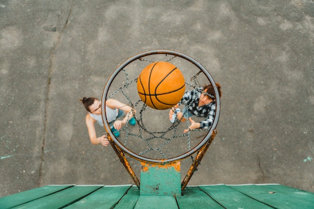 Вид сверху с обручем девушек, играющих в баскетбол