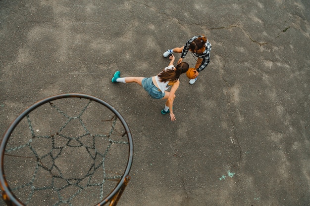 バスケットボールをしている女の子の輪を持つトップビュー