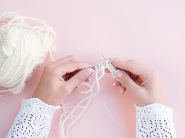 흰 양모를 crocheting 여자의 상위 뷰