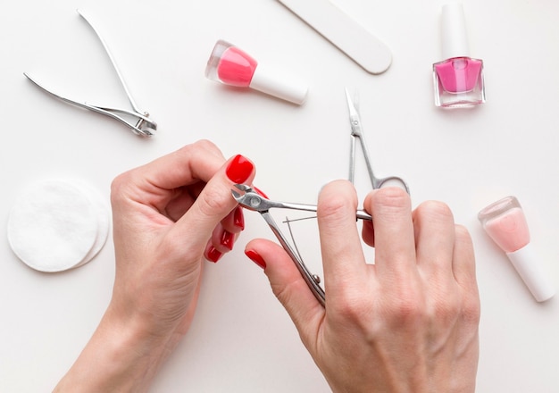 Foto gratuita donna di vista superiore che fa il manicure dell'unghia