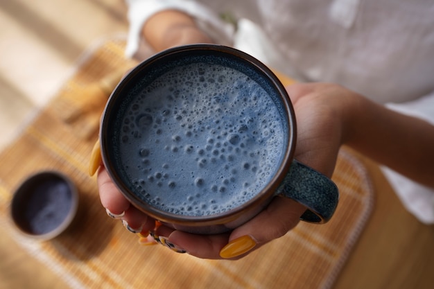 無料写真 自宅で青い抹茶を楽しむ上面図の女性