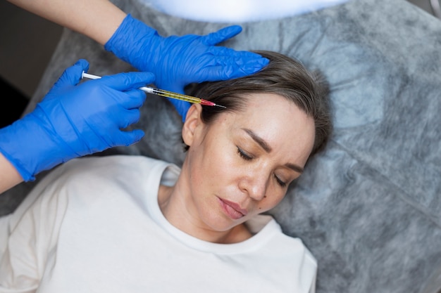 Free photo top view woman getting prp treatment