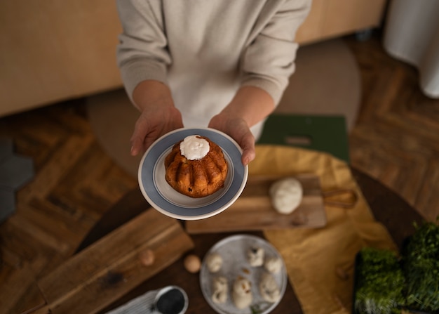 Free photo top view woman holding cake