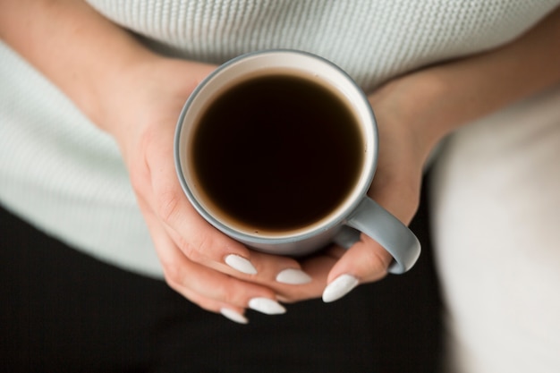 Foto gratuita vista superiore del caffè della holding della donna