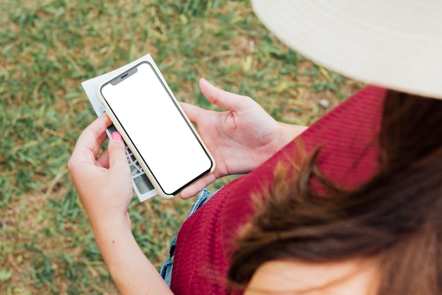 Vista superiore del modello del telefono della tenuta della donna