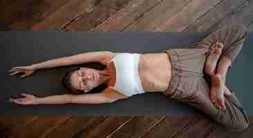 Foto gratuita vista dall'alto della donna a casa a praticare yoga