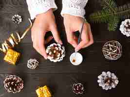 Foto gratuita vista superiore della donna che fa le decorazioni di natale