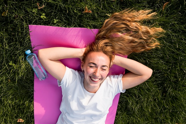 Foto gratuita donna di vista superiore in abbigliamento sportivo rilassante