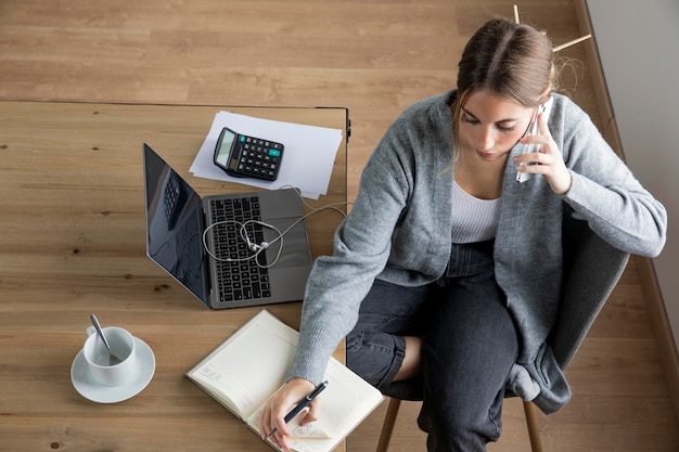 Donna di vista superiore che parla sul telefono