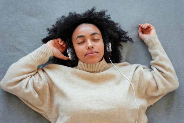 Free photo top view woman wearing headphones