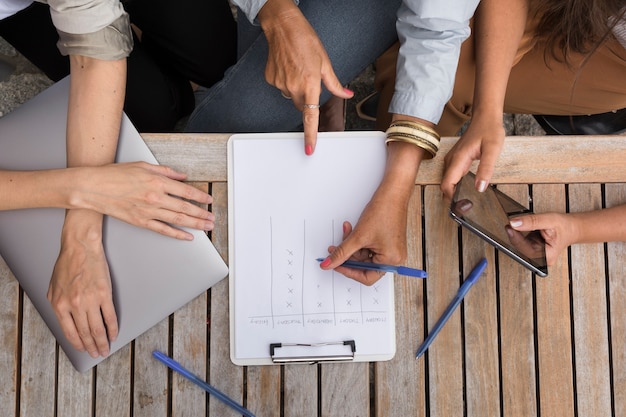 Foto gratuita donne di vista superiore che lavorano insieme all'aperto