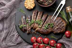 Foto gratuita vista dall'alto tavola di legno con gustosa carne cotta