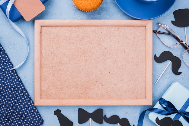 Foto gratuita vista dall'alto spazio di copia in legno per la festa del papà testo