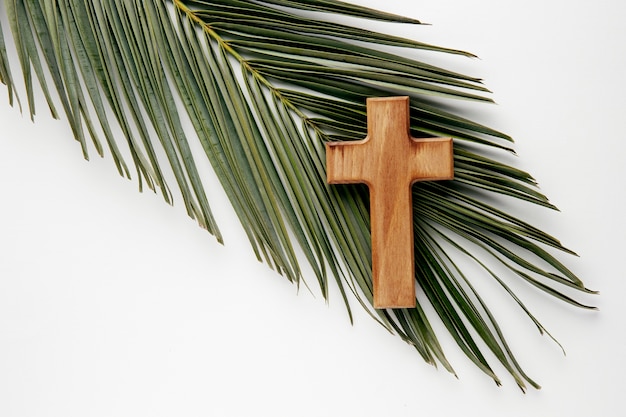 Free photo top view wooden cross on leaf