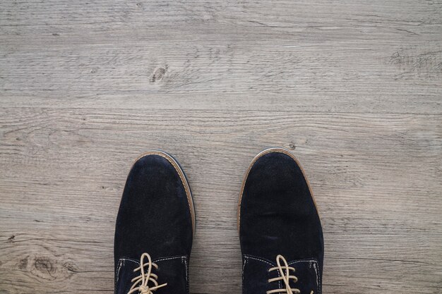 Вид сверху деревянной поверхности с обувью