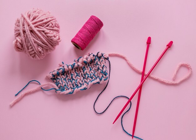 トップビューウールと編み針