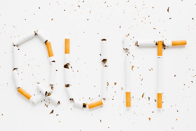 Вид сверху слова сделанные сигаретами