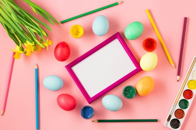 Foto gratuita vista dall'alto del posto di lavoro nel periodo di pasqua