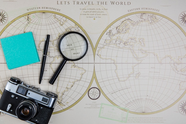 상위 뷰 세계지도 및 여행 도구