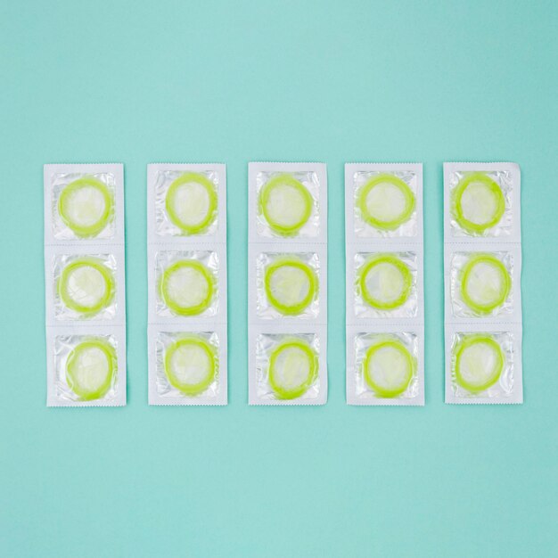 Вид сверху завернутые зеленые презервативы