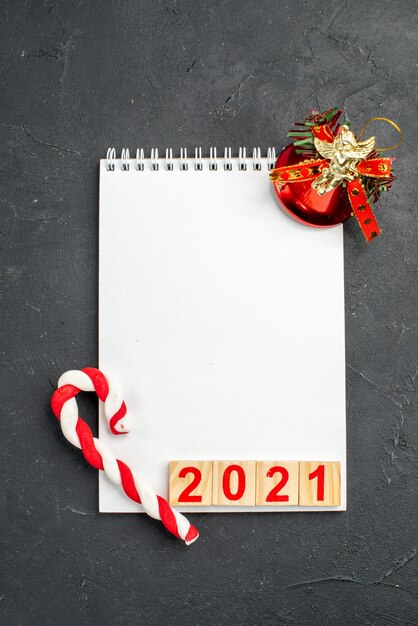 空白のメモ帳に2021年の番号を書き込む上面図