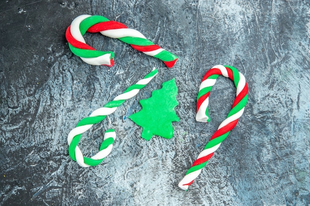 Вид сверху рождественские конфеты на серой поверхности