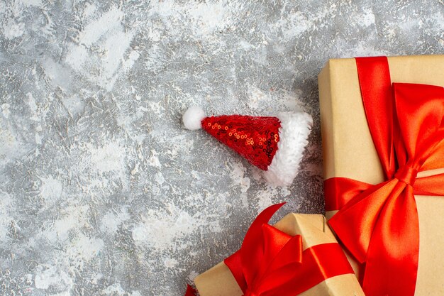 トップビュークリスマスギフトサンタ帽子灰色の白いテーブル無料の場所