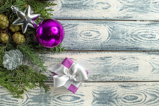 상위 뷰 크리스마스 장식품 나무 표면에 작은 선물 전나무 나뭇가지 크리스마스 장난감