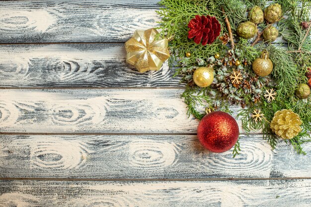 상위 뷰 크리스마스 장식품은 나무 배경 여유 공간에 사탕 전나무 나뭇가지를 선물합니다.