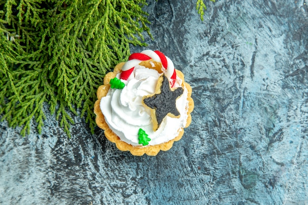 Top view xmas tarts pine branch on grey table