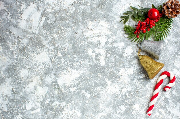平面図のクリスマスツリーの装飾品の空きスペースのある灰色の白いテーブルの上のクリスマスレッドベリー