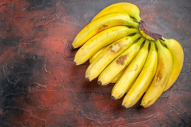 暗い背景に黄色いバナナの上面図