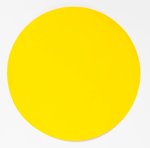 Вид сверху желтый круг на белом фоне