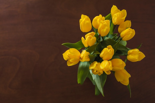 木製の背景と黄色の花のトップビュー