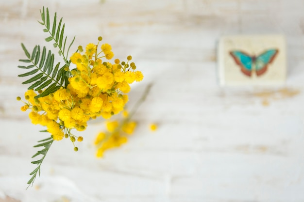 Free photo top view of yellow flowers on wooden surface