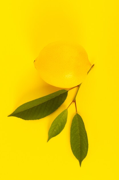 상위 뷰 노란색 레몬 신선한 익은 노란색 배경에 고립 된 녹색 잎