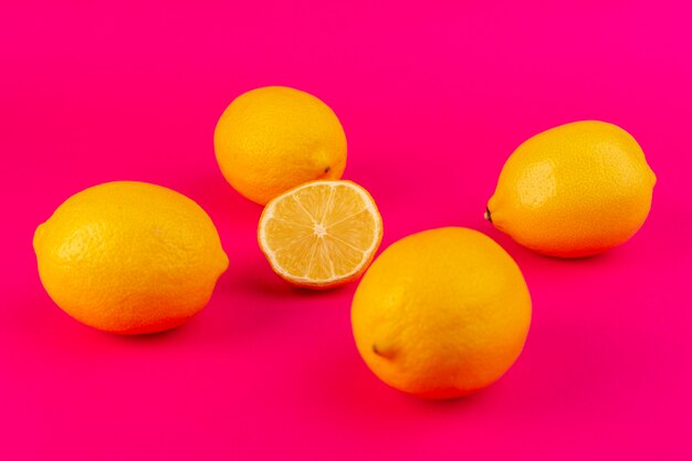 Вид сверху желтых лимонов изолированных свежих сочных спелых лимонов на розовом фоне свежих цитрусовых